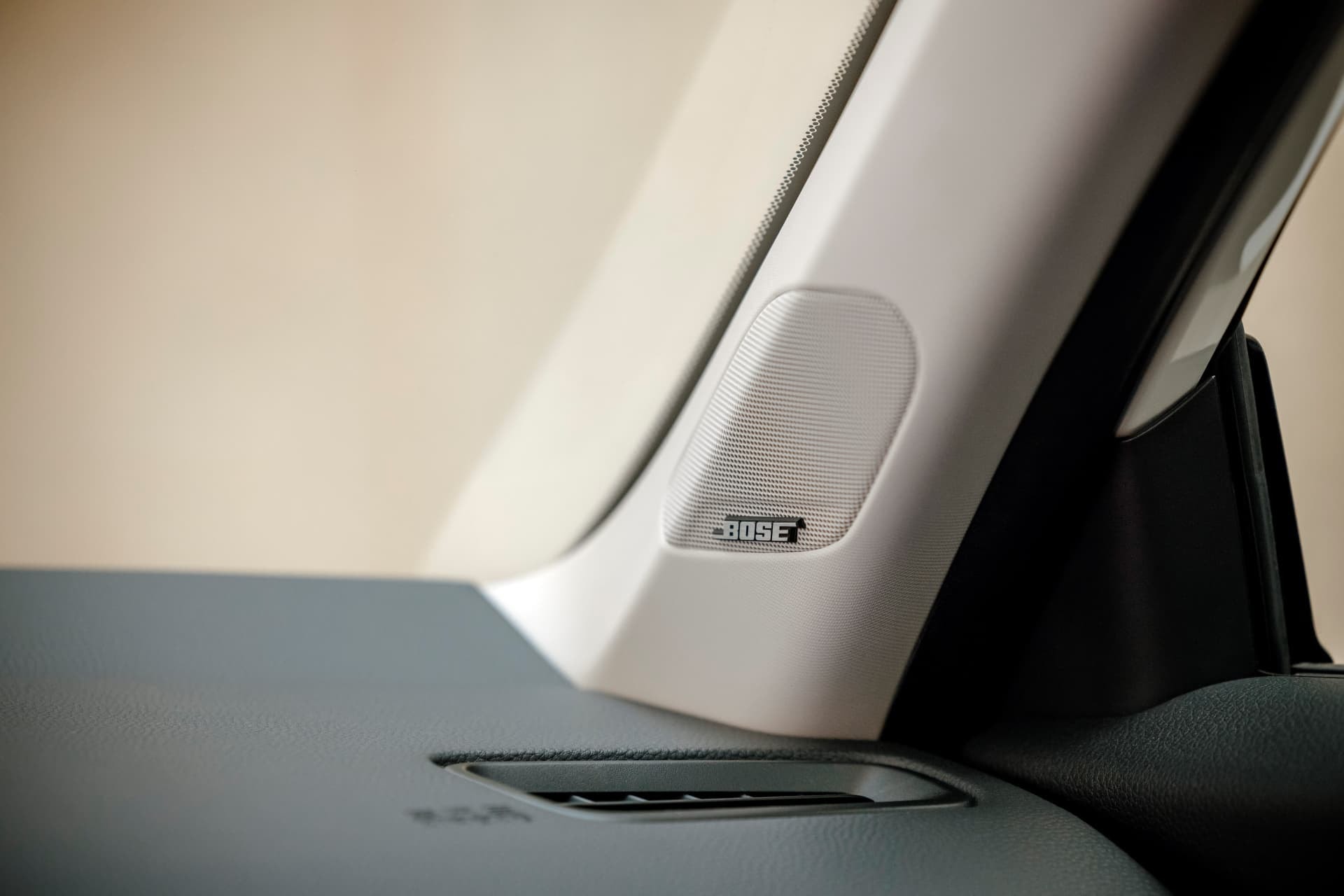 Imagen del sistema de audio premium y etiqueta "BOSE" en el Honda Civic.