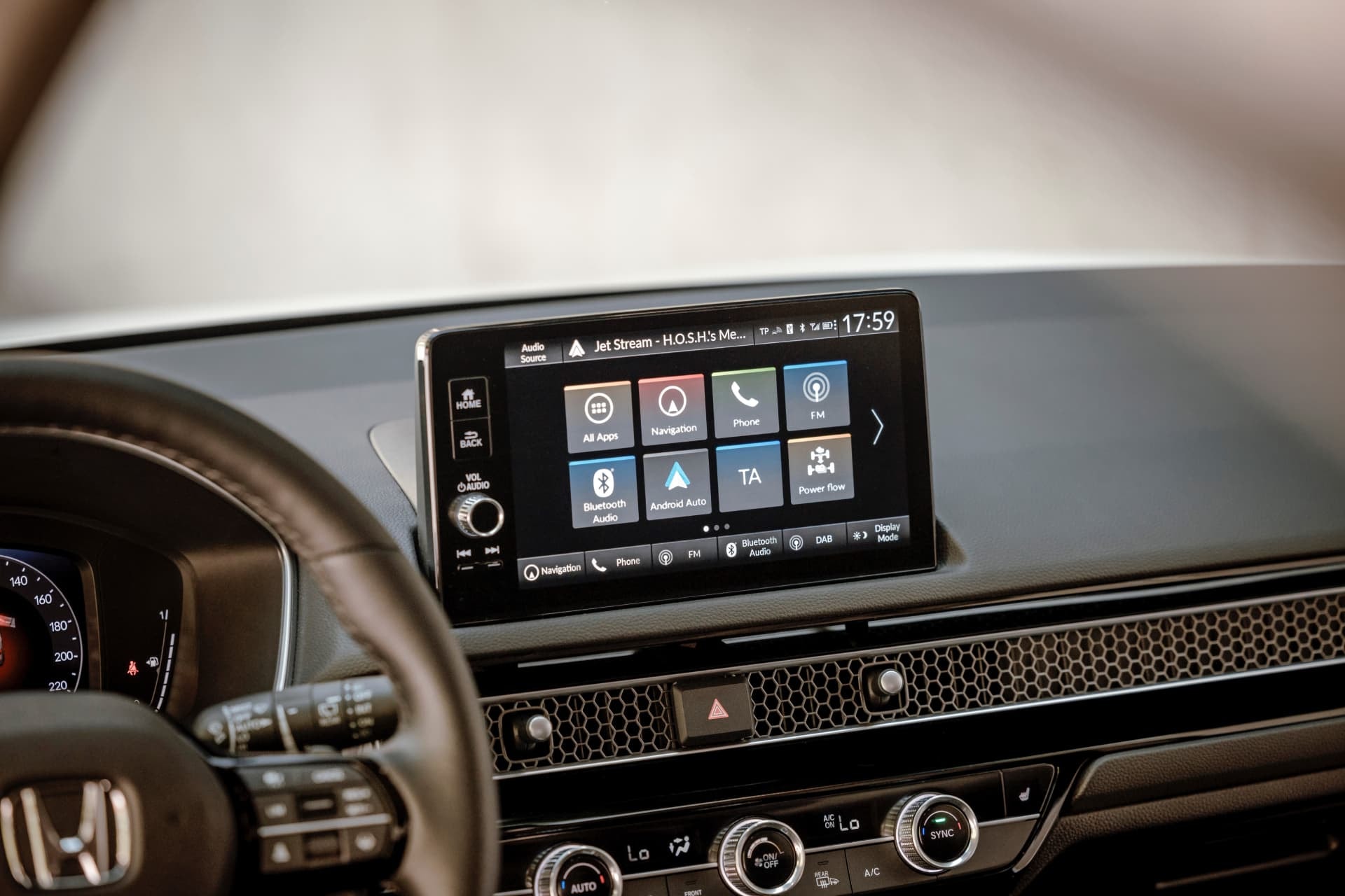 Sistema de entretenimiento avanzado con pantalla táctil.