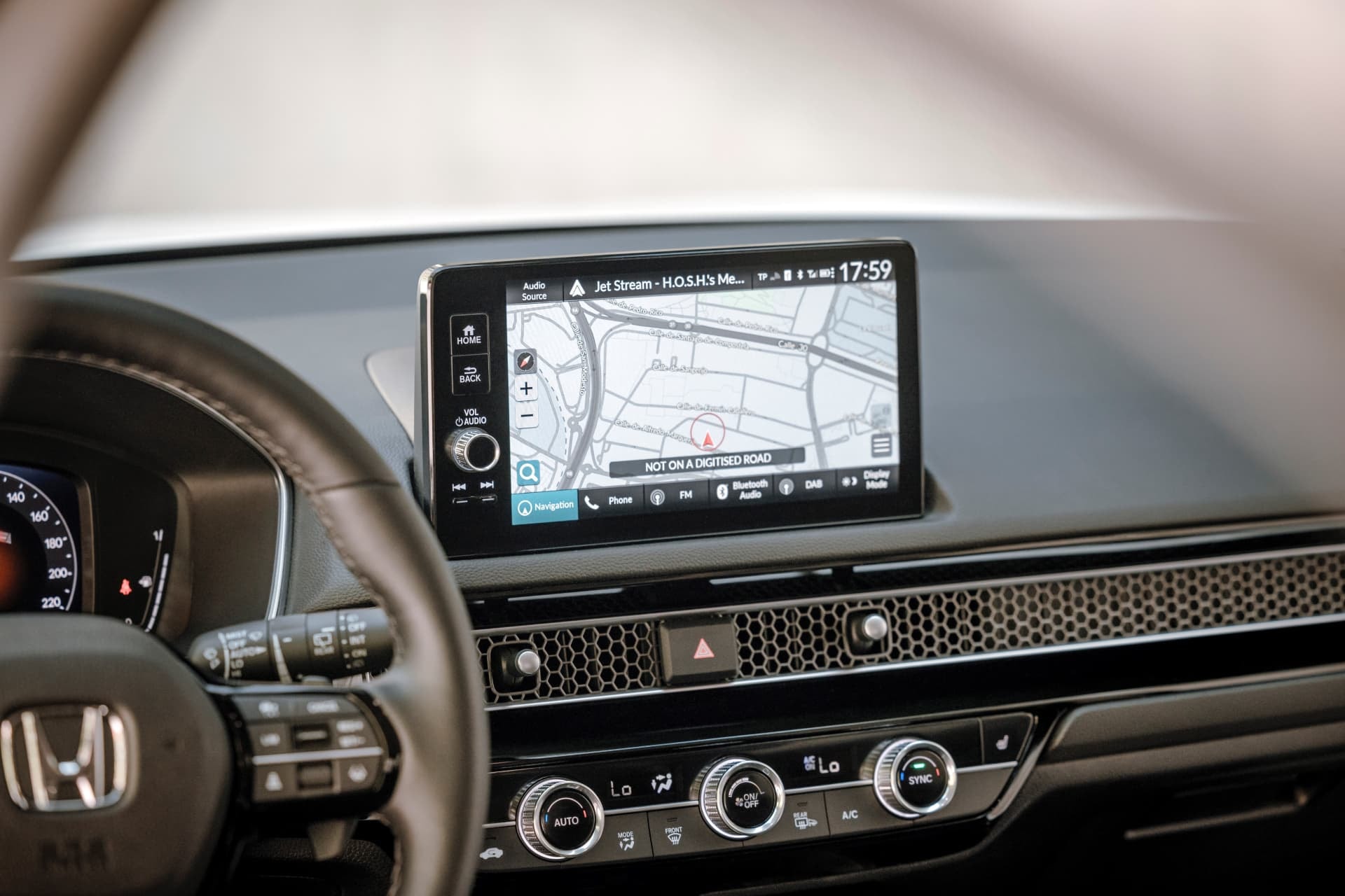 Vista del sistema multimedia con pantalla táctil y GPS en un Honda Civic.