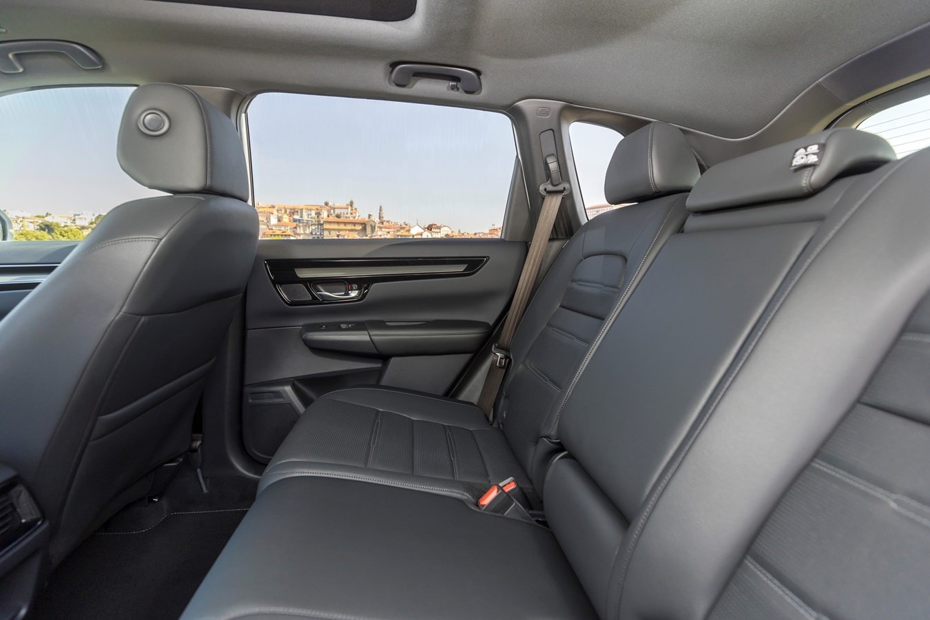 Asientos delanteros del CR-V híbrido, con calidad y confort excepcionales.