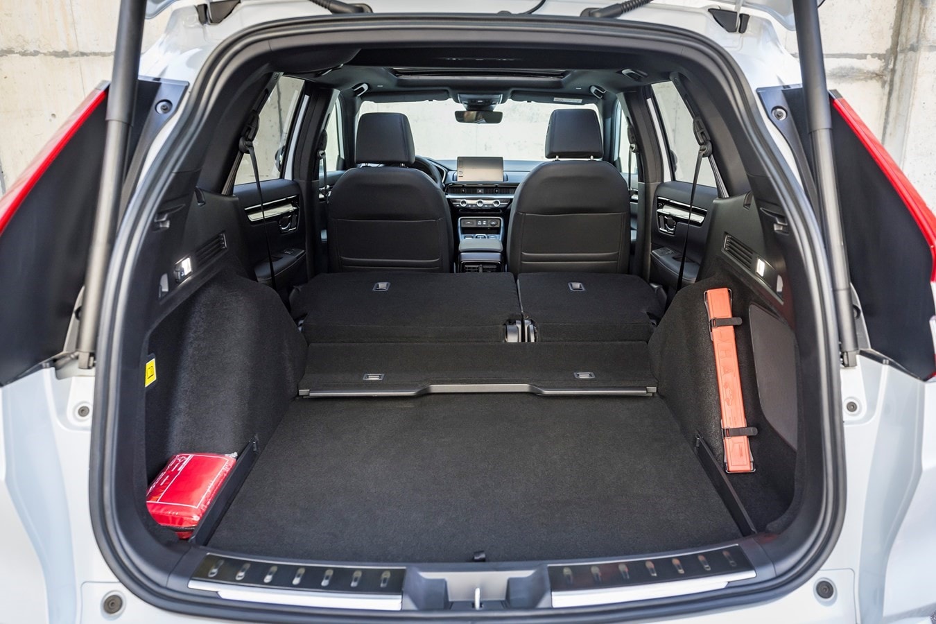 Espacio en la fila trasera, ideal para comodidad en viajes.
