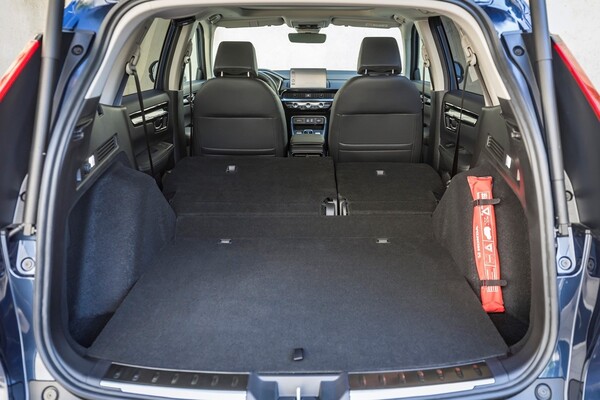 Asientos traseros del Honda CR-V híbrido, ofreciendo comodidad y espacio para los pasajeros. Asientos traseros del Honda CR-V híbrido, ofreciendo comodidad y espacio para los pasajeros.