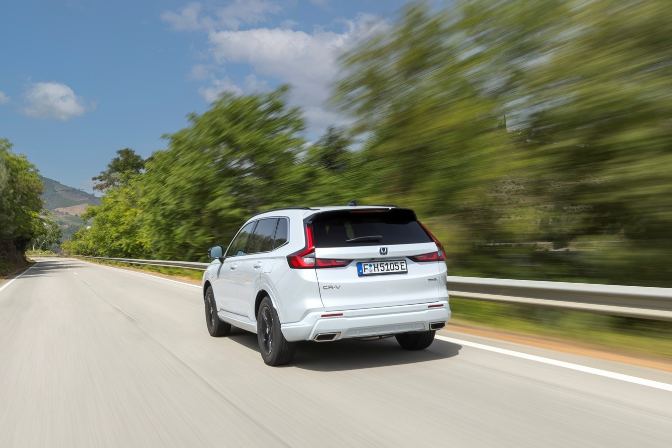Frontal del Honda CR-V híbrido, destacando su elegante parrilla y faros.