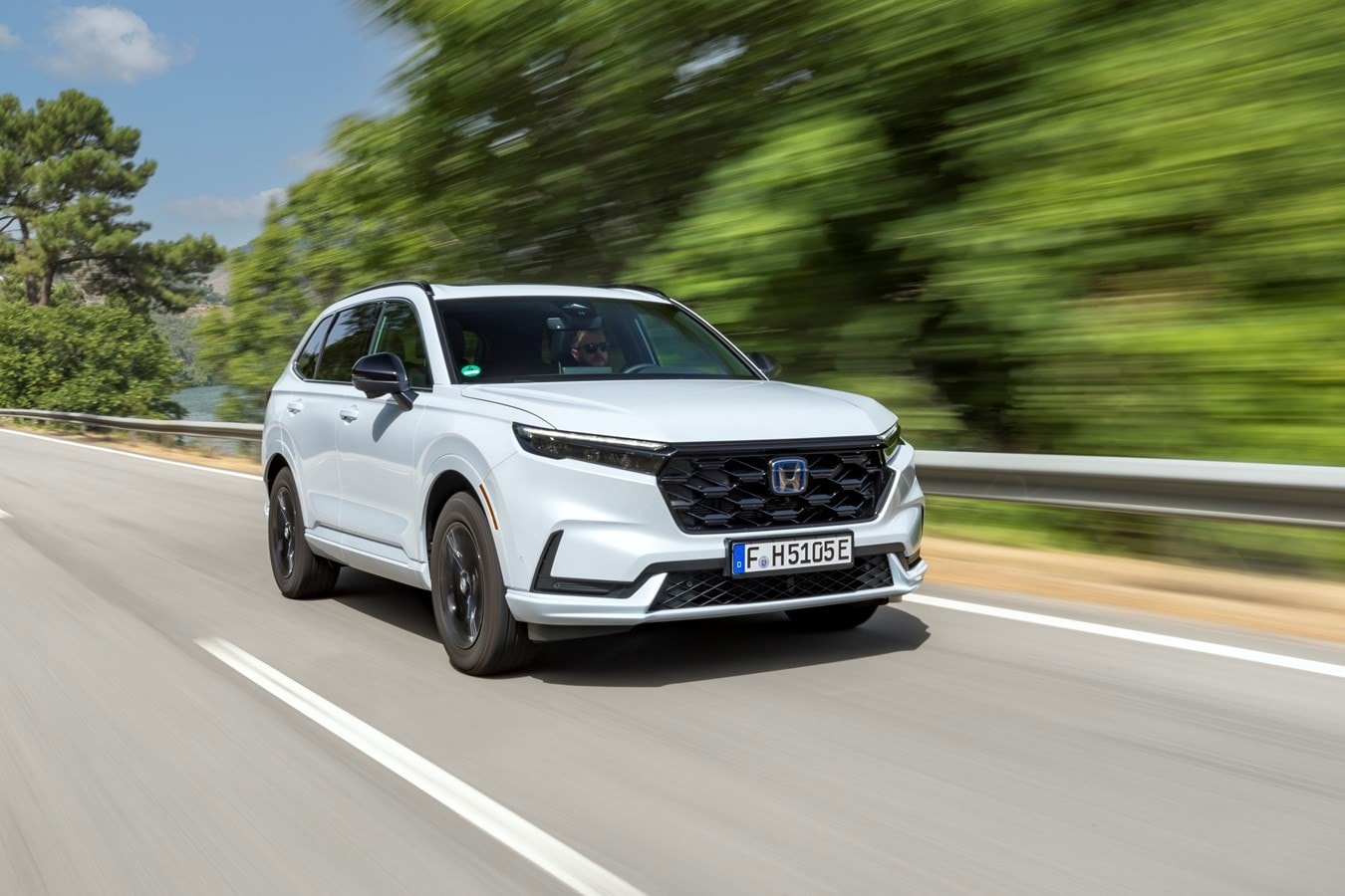 Vista lateral del Honda CR-V híbrido, mostrando su diseño aerodinámico.