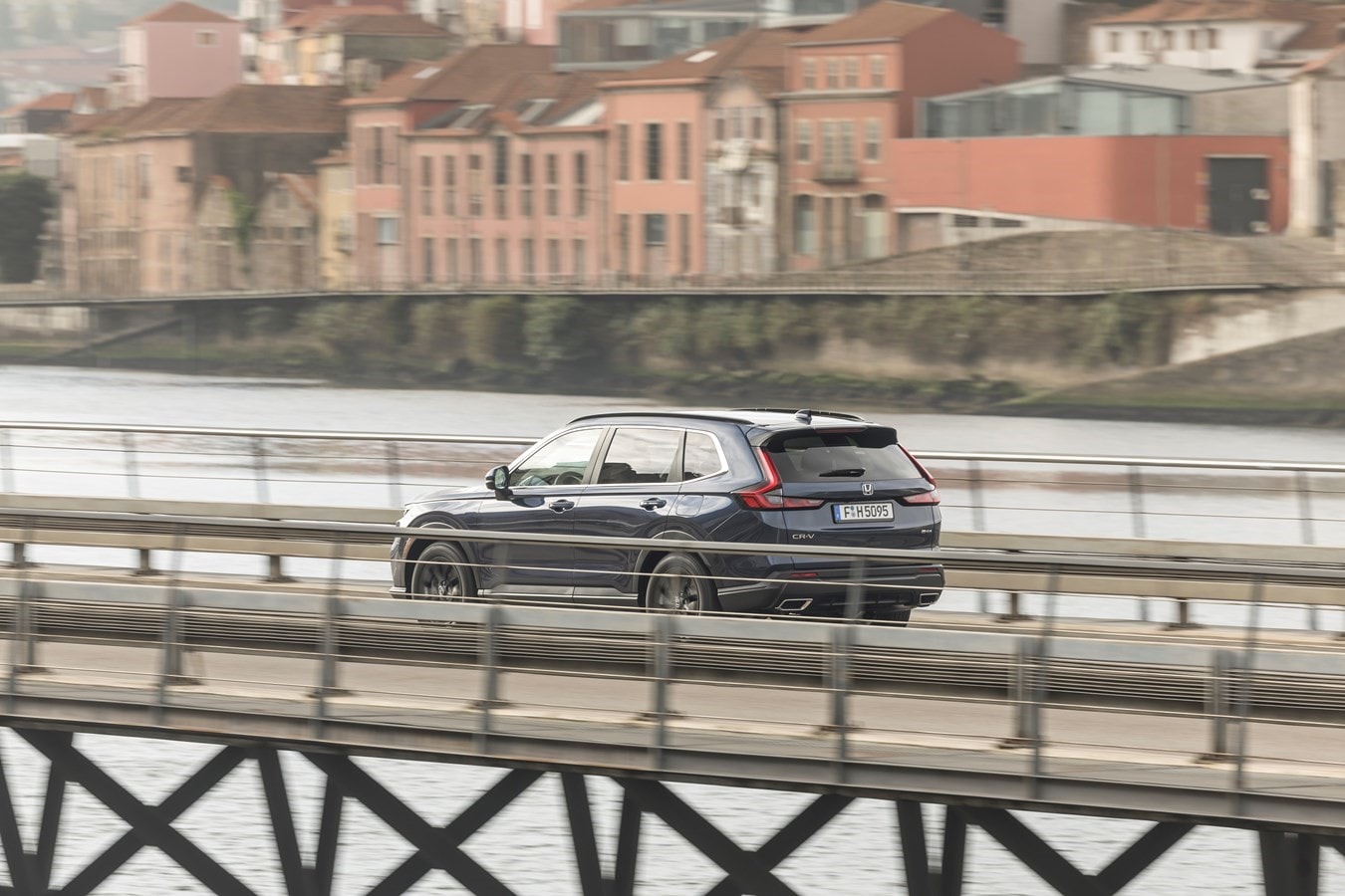Vista frontal del Honda CR-V híbrido, resaltando su diseño robusto y elegante.