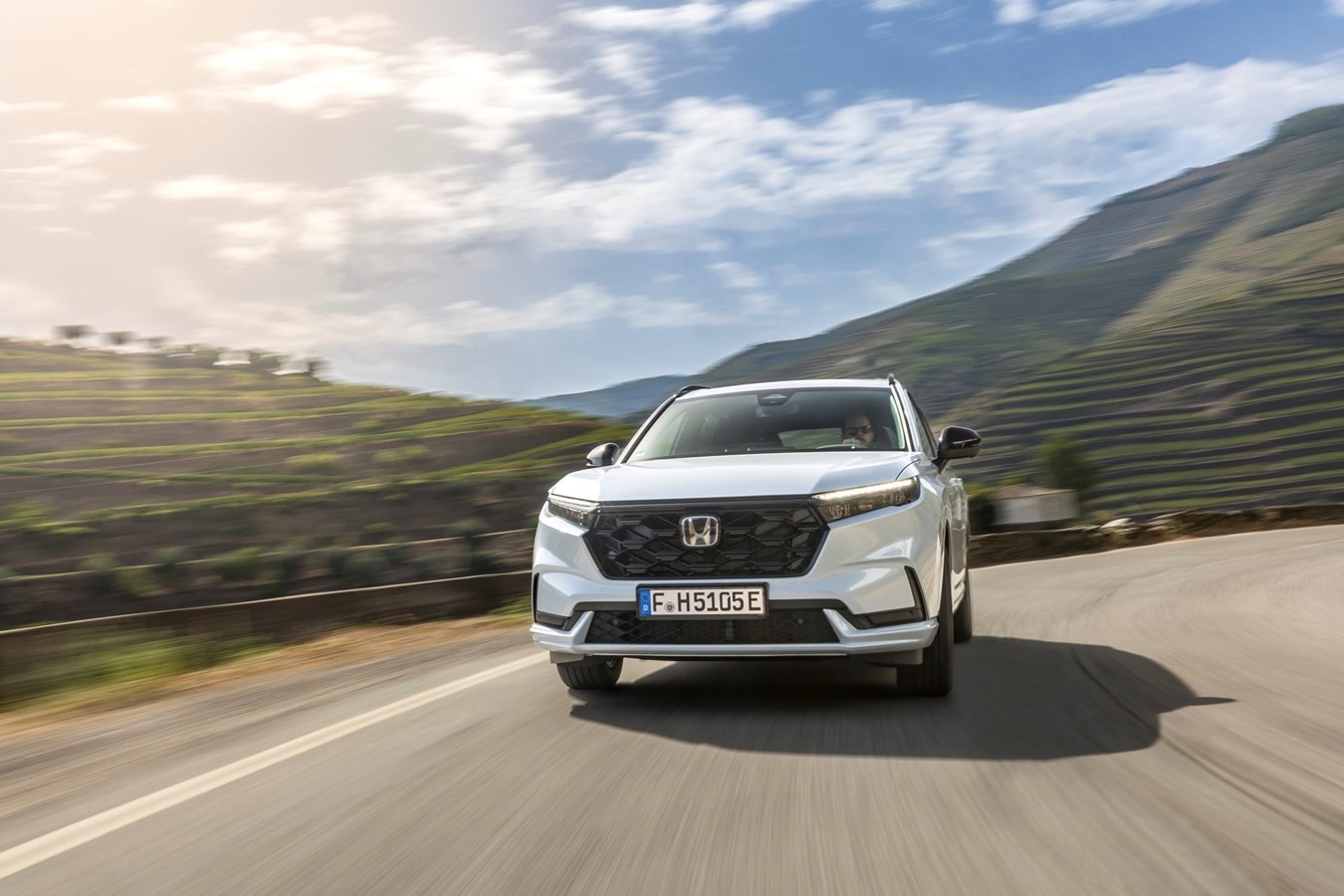 Impresionante perspectiva lateral del Honda CR-V híbrido, ideal para su adecuada visibilidad.