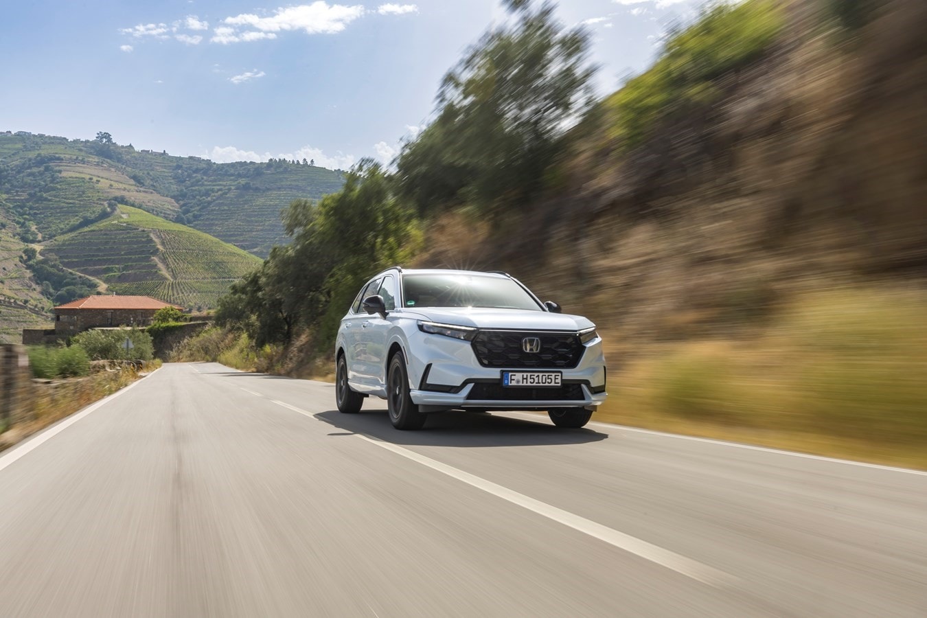 Avance dinámico del Honda CR-V híbrido, resaltando su atractivo frontal y parrilla.