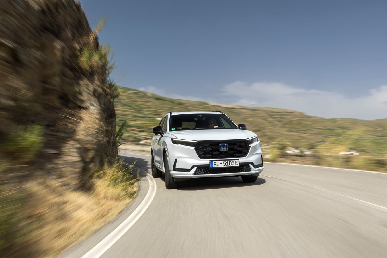 Imágenes en movimiento del Honda CR-V híbrido, capturando su potente diseño y elegancia.