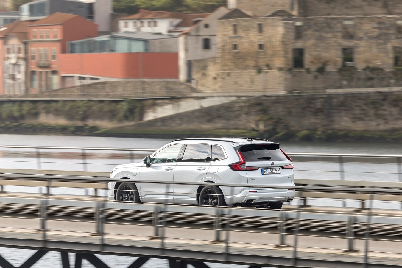 Tomada de frente del Honda CR-V híbrido, evidenciando su robustez y estilo moderno.