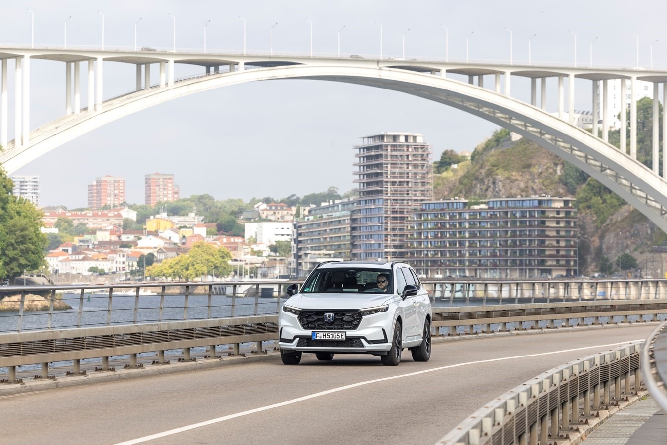 Otra vista del Honda CR-V híbrido en movimiento, resaltando su diseño elegante.
