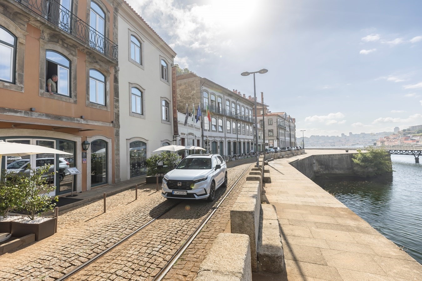 El Honda CR-V híbrido destaca en un entorno urbano con su diseño moderno.