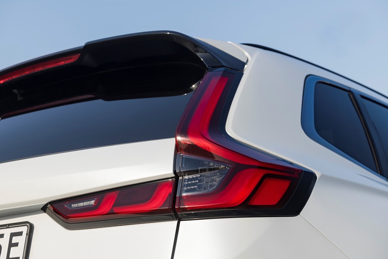 Interior cómodo y moderno del Honda CR-V híbrido, ideal para viajes.