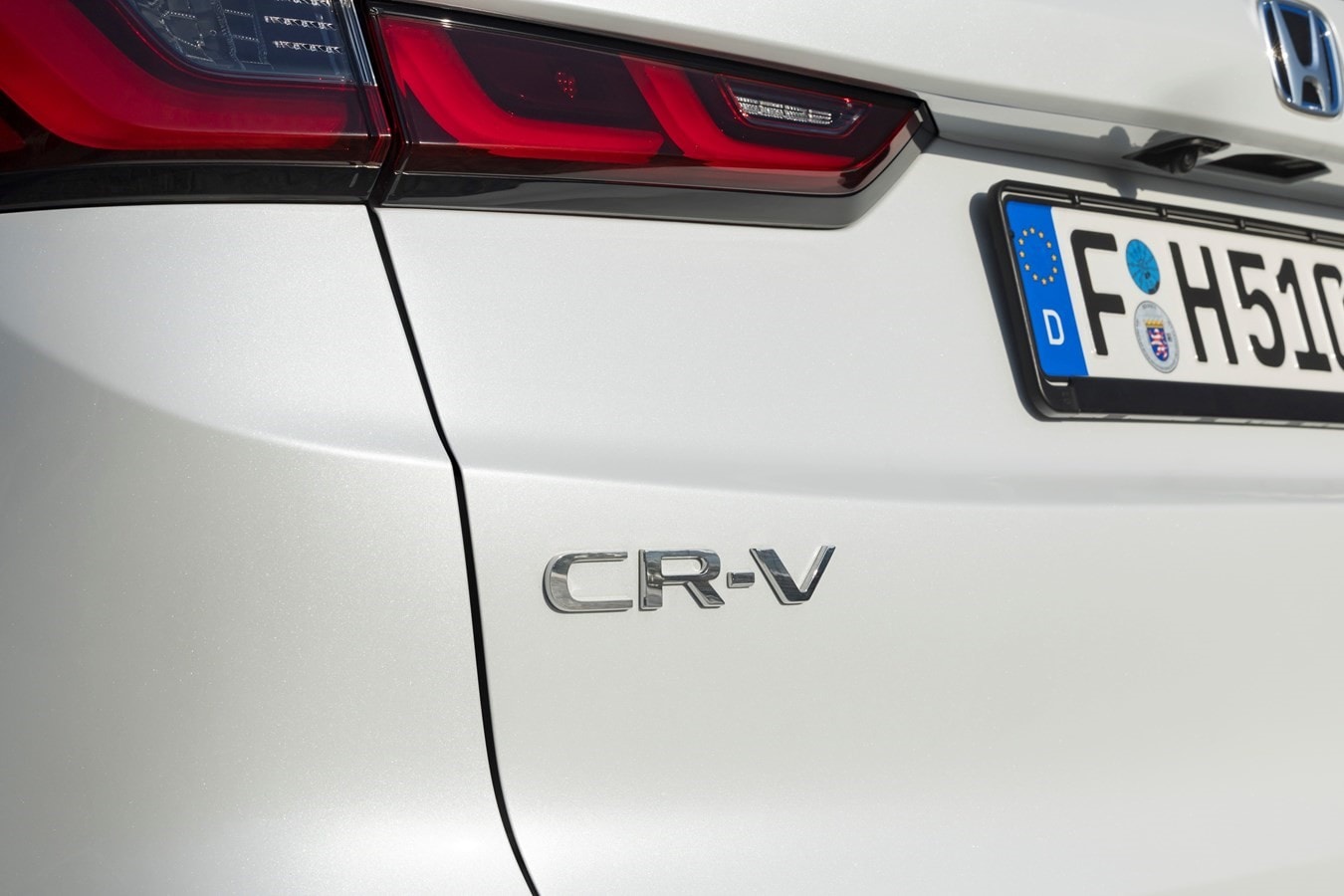 Vista lateral del Honda CR-V híbrido, mostrando su elegante diseño.