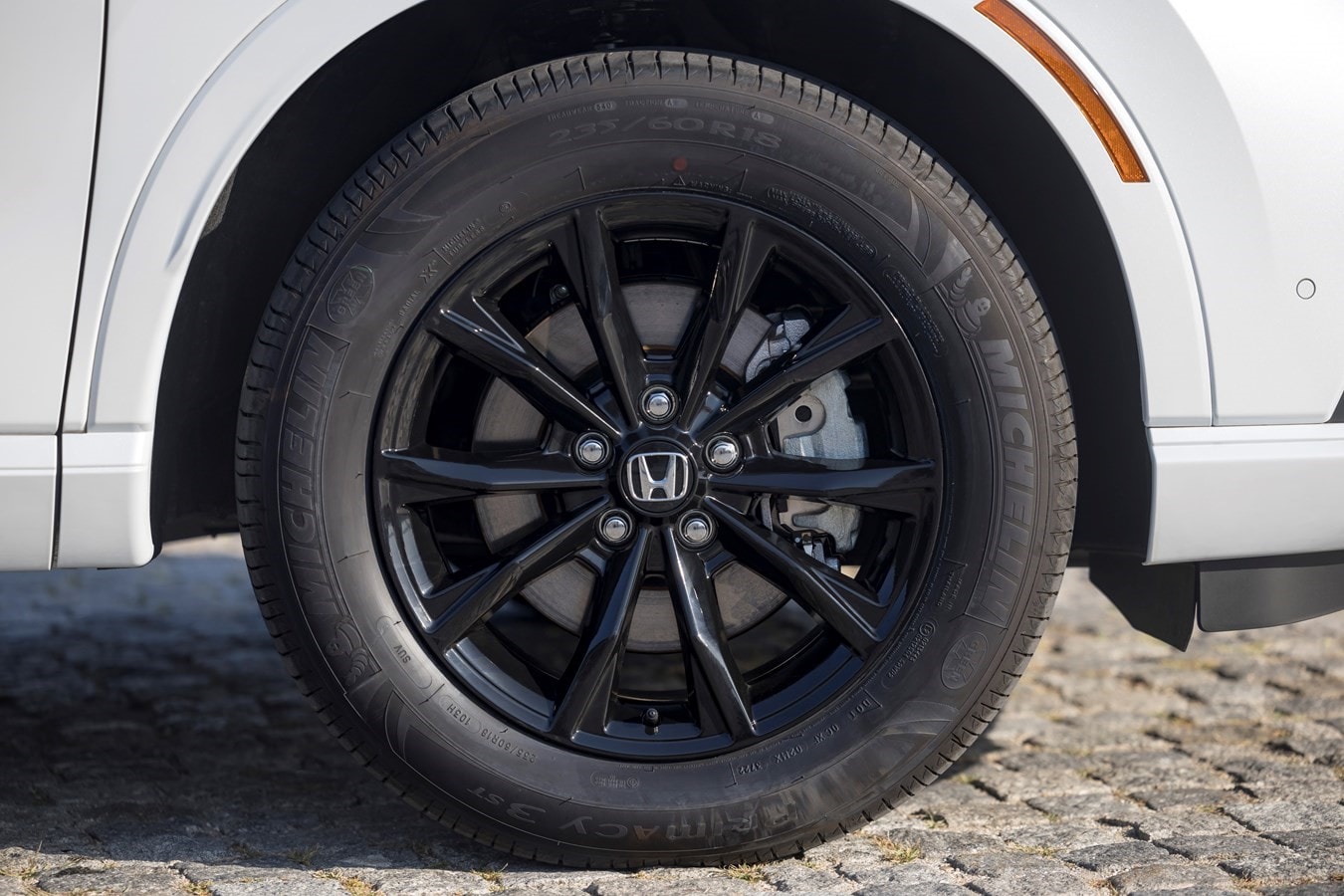 Detalle del emblema e:PHEV, indicando su tecnología híbrida.