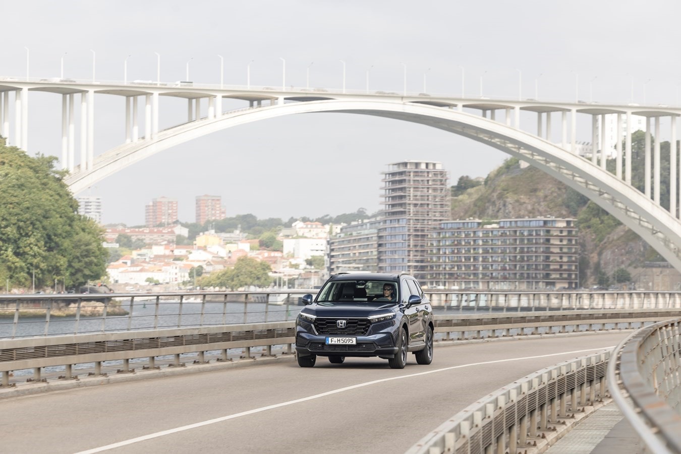 Vista trasera del Honda CR-V híbrido, con detalles que destacan su diseño atractivo.