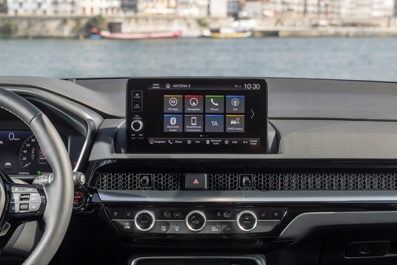 Vista del interior del Honda CR-V híbrido, con un diseño moderno y ergonómico.