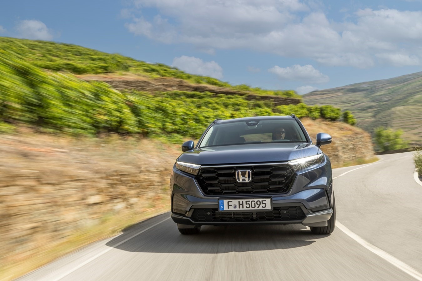 Maletero del Honda CR-V híbrido con asientos abatidos, ideal para carga y versatilidad.