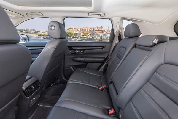 Pantalla de infoentretenimiento del Honda CR-V híbrido, que destaca su conectividad y facilidad de uso. Pantalla de infoentretenimiento del Honda CR-V híbrido, que destaca su conectividad y facilidad de uso.