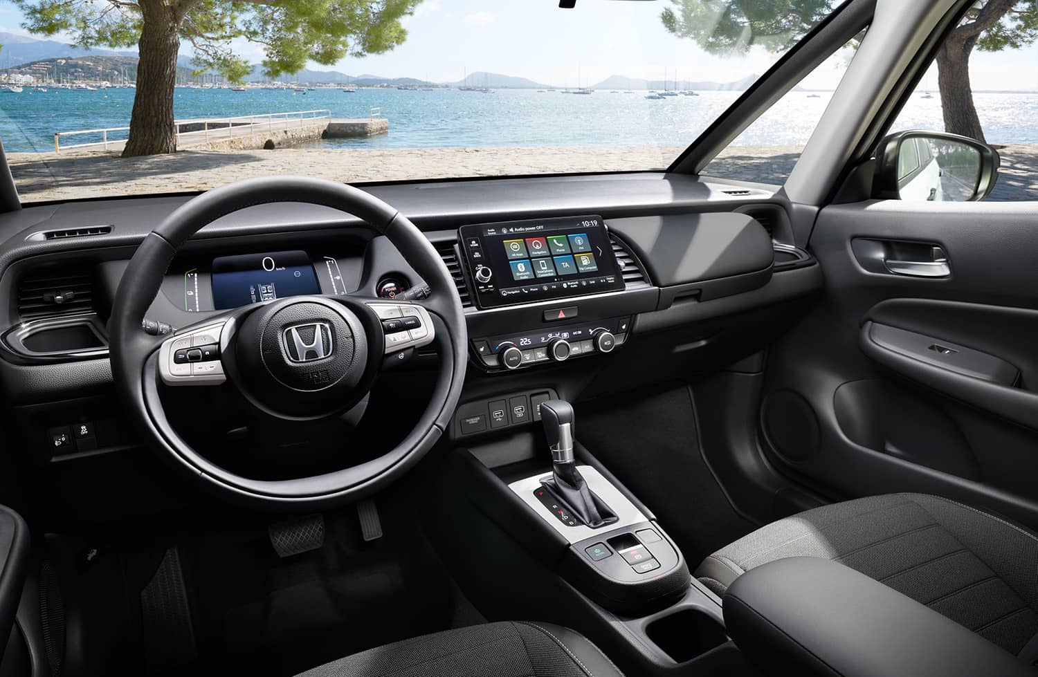 Interior del Crosstar mostrando el volante y la instrumentación digital enfocada en el conductor.