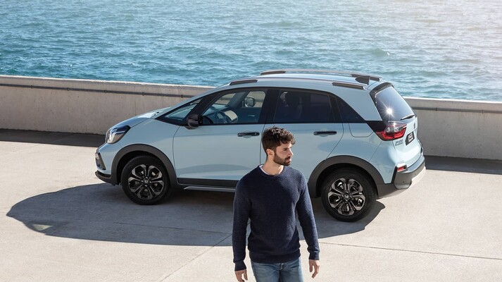 Honda Crosstar en contexto urbano, exhibiendo líneas y silueta lateral. Honda Crosstar en contexto urbano, exhibiendo líneas y silueta lateral.