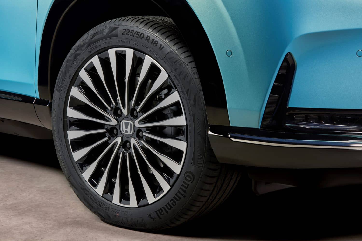 Elegante diseño de las llantas de aleación que complementan su estética moderna.