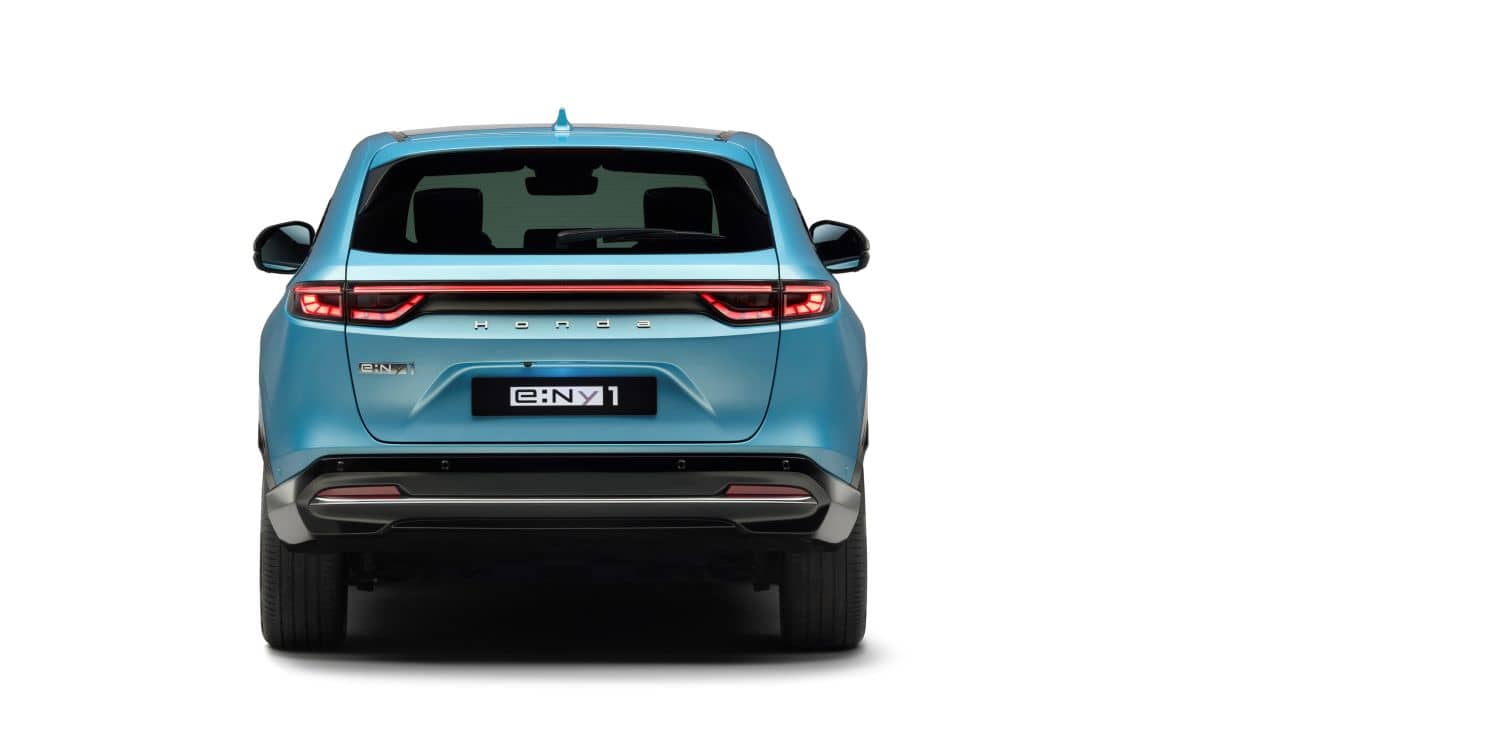 Vista trasera del e:Ny1, destacando el diseño de faros y líneas limpias.