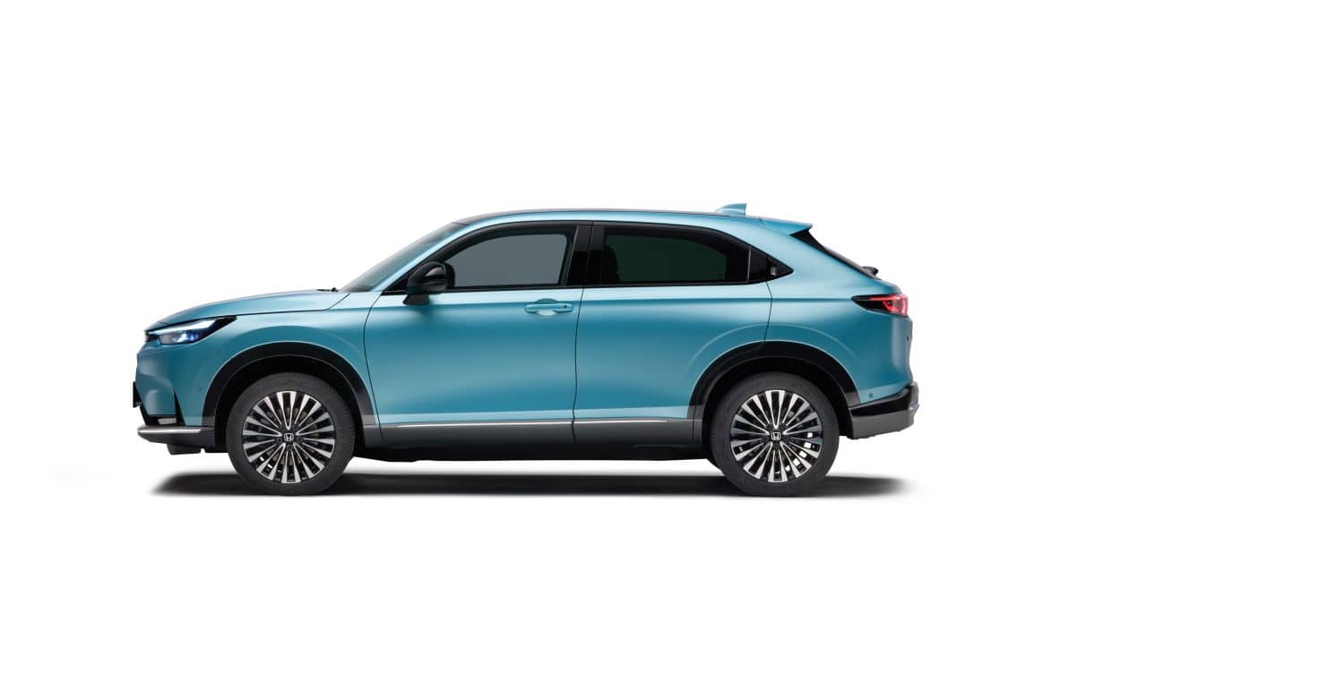 Perfil lateral del Honda e:Ny1 destacando su silueta aerodinámica.