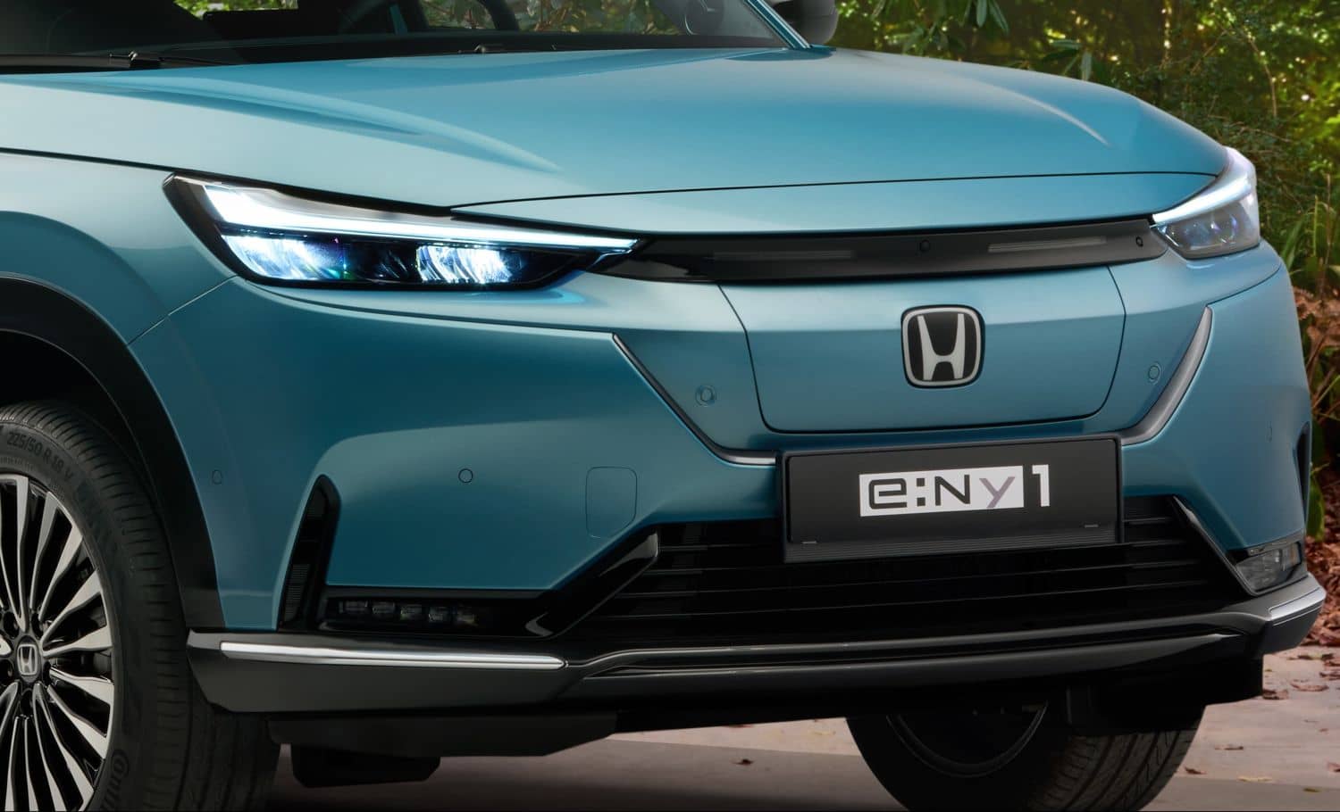 Diseño frontal del Honda e:Ny1 con enfoque en la parrilla y ópticas.