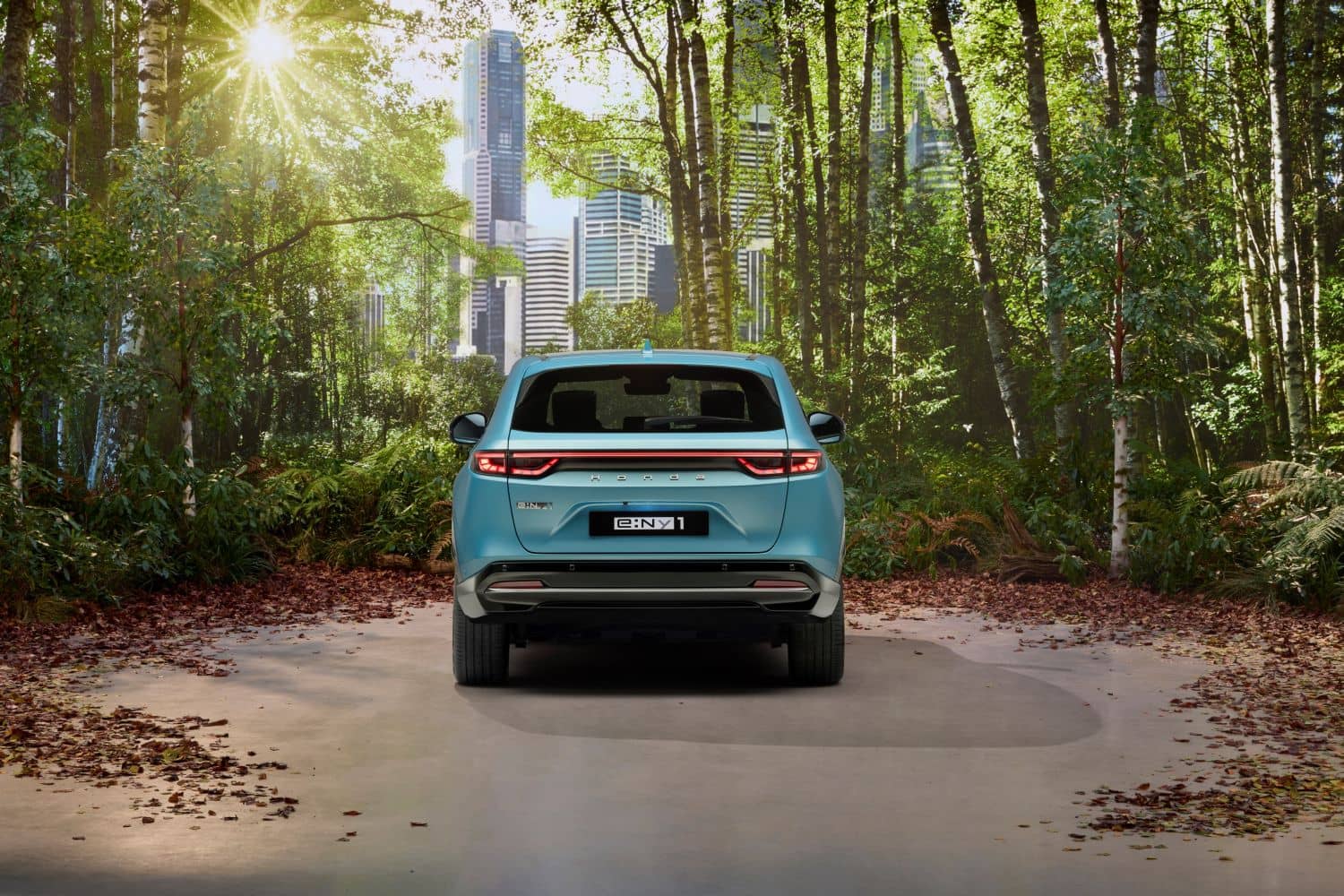 Trasera del Honda e:Ny1 en un entorno natural, integración con el ambiente.