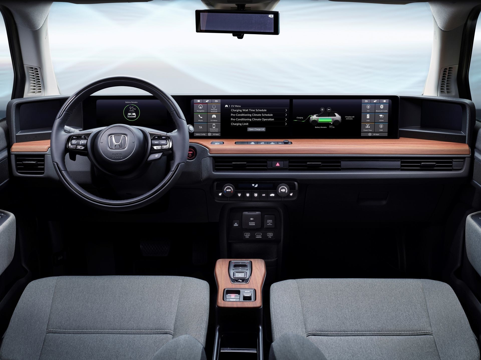 Cabina del Honda e con doble pantalla panorámica y diseño minimalista.