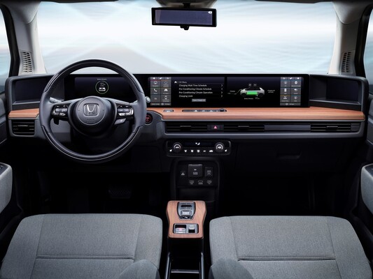 Cabina del Honda e con doble pantalla panorámica y diseño minimalista. Cabina del Honda e con doble pantalla panorámica y diseño minimalista.