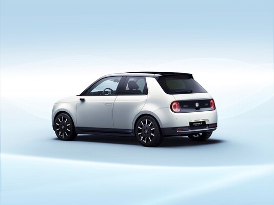 Perfil trasero del Honda e con énfasis en su diseño compacto y moderno. Perfil trasero del Honda e con énfasis en su diseño compacto y moderno.