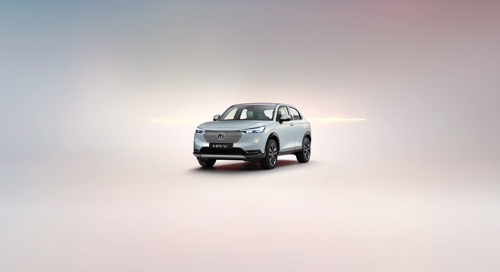 Vista frontal del Honda HR-V destacando su iluminación LED.