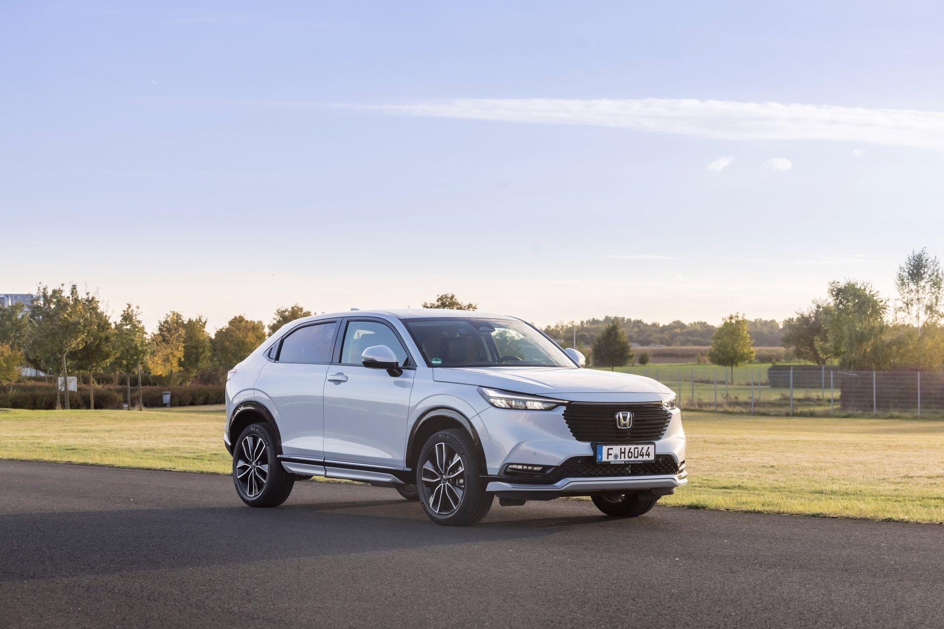 Vista lateral del Honda HR-V híbrido en un entorno abierto.