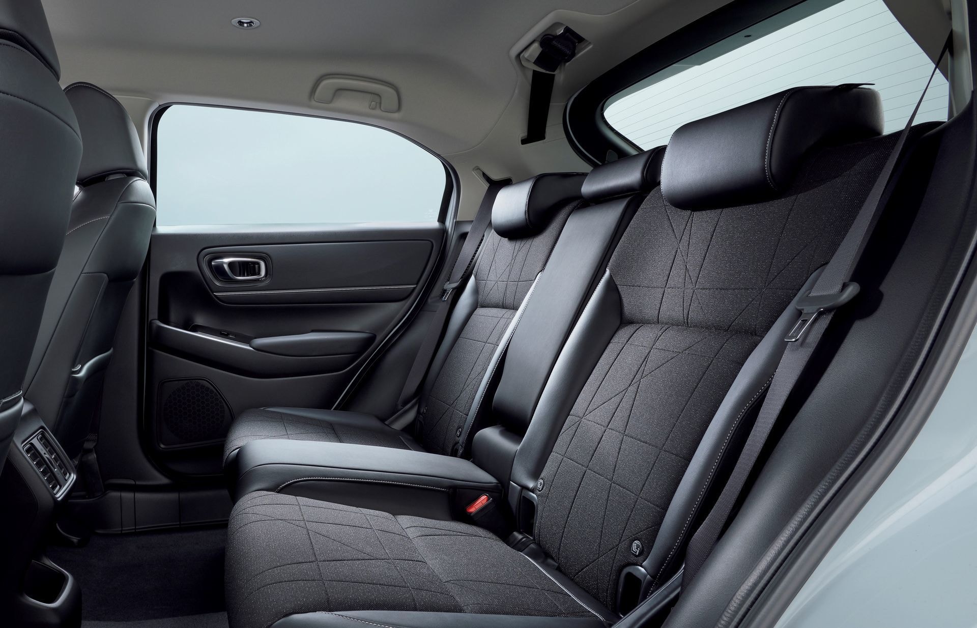 Asientos traseros destacando el confort y el espacio de la cabina.