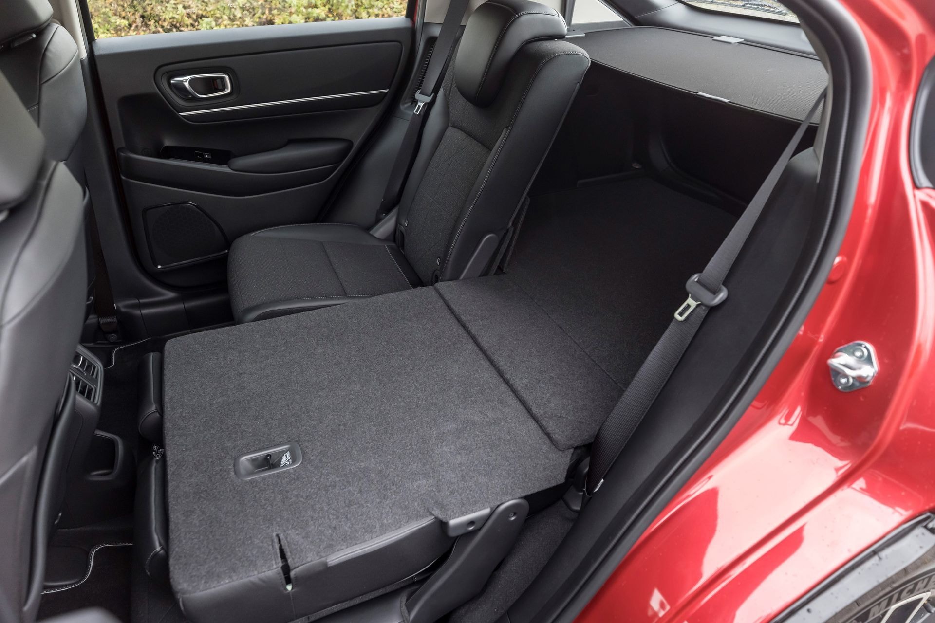 Configuración de asientos traseros muestra versatilidad para pasajeros y carga.