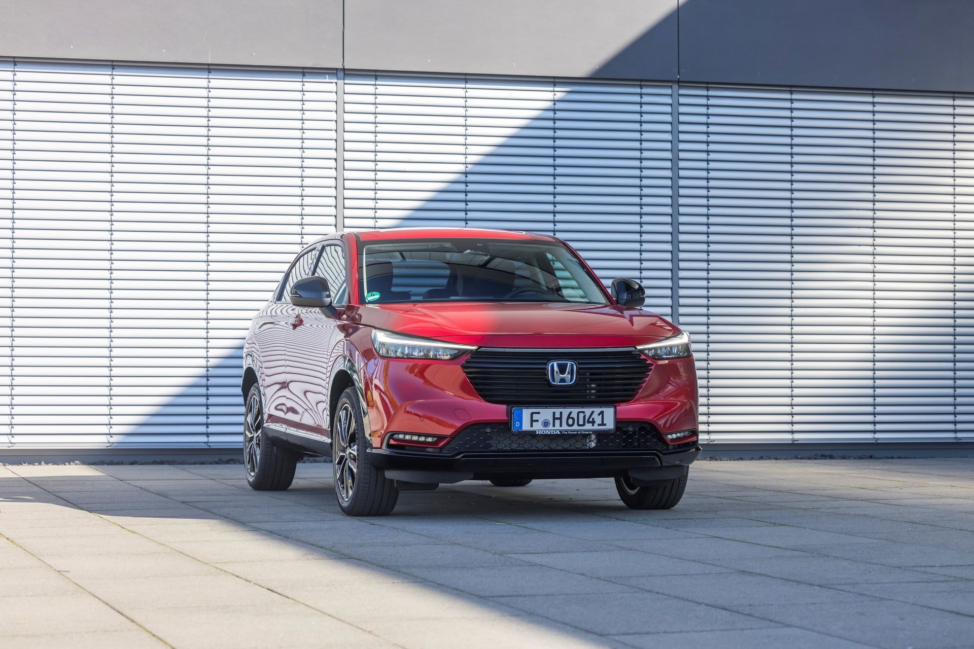 Honda HR-V en posición estacionaria, vista frontal en ambiente urbano.