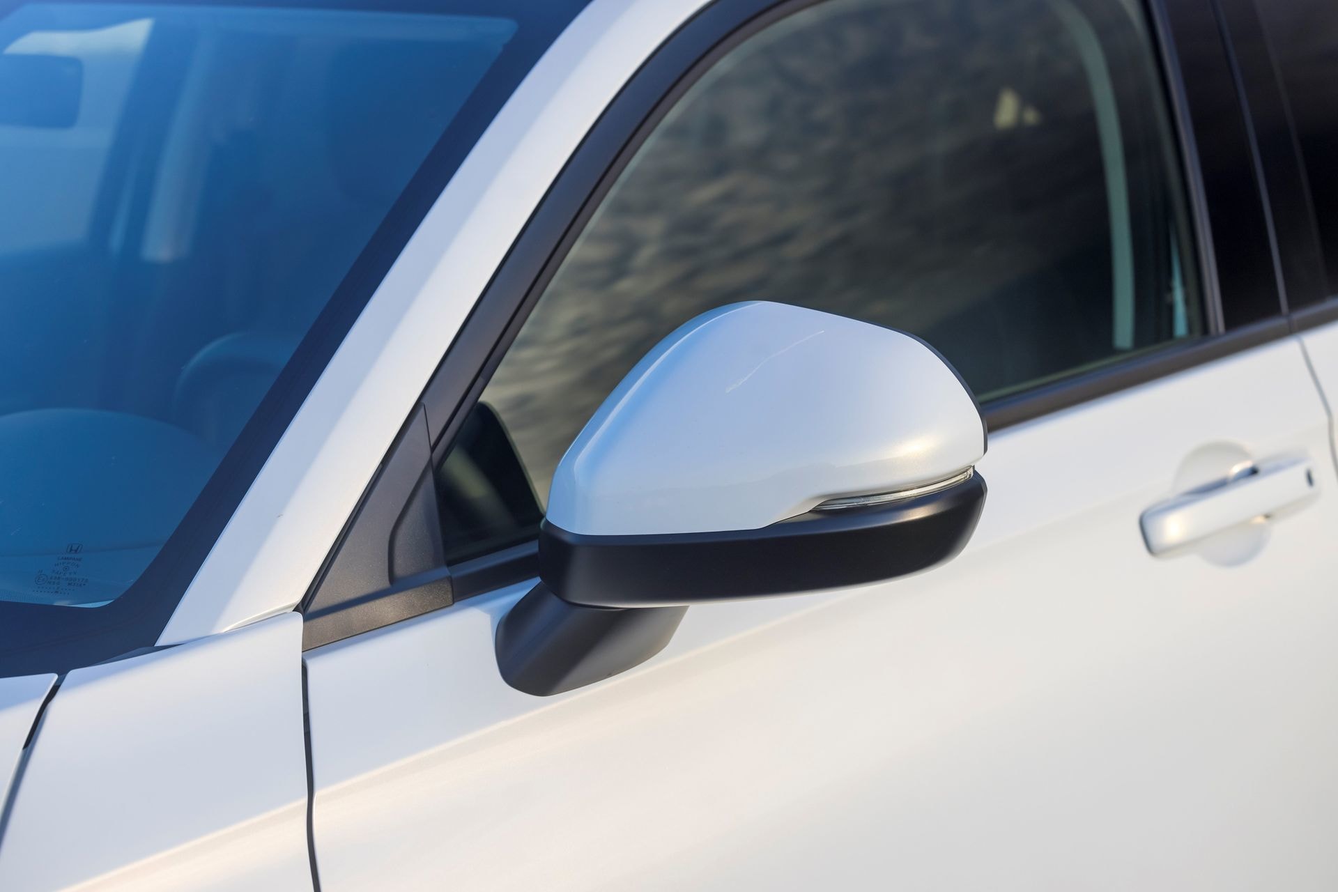 Imagen del espejo retrovisor externo con intermitentes integrados.