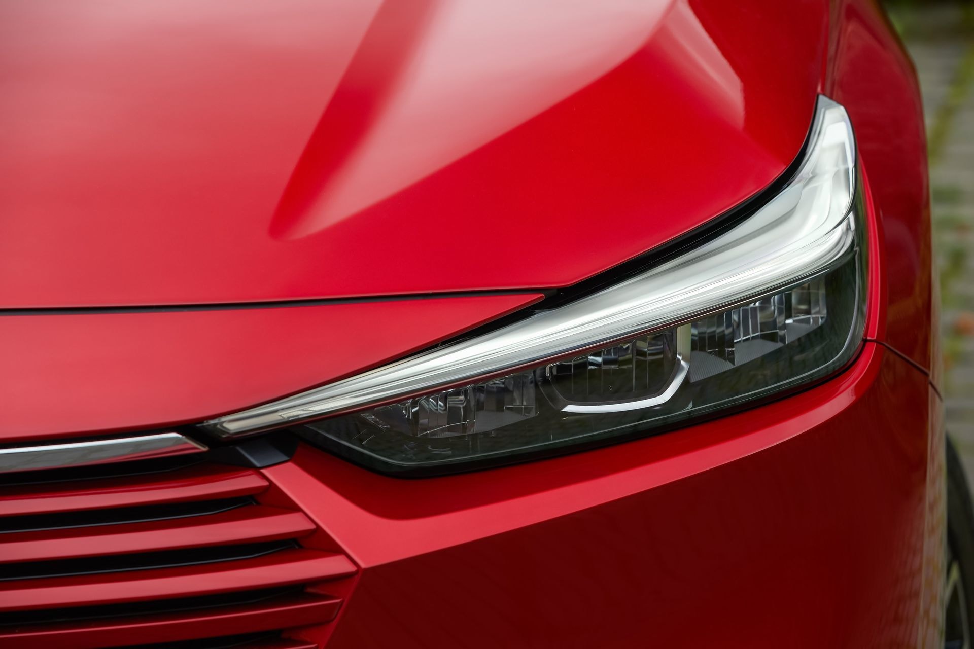 Primer plano de los faros LED del Honda HR-V en rojo dinámico.