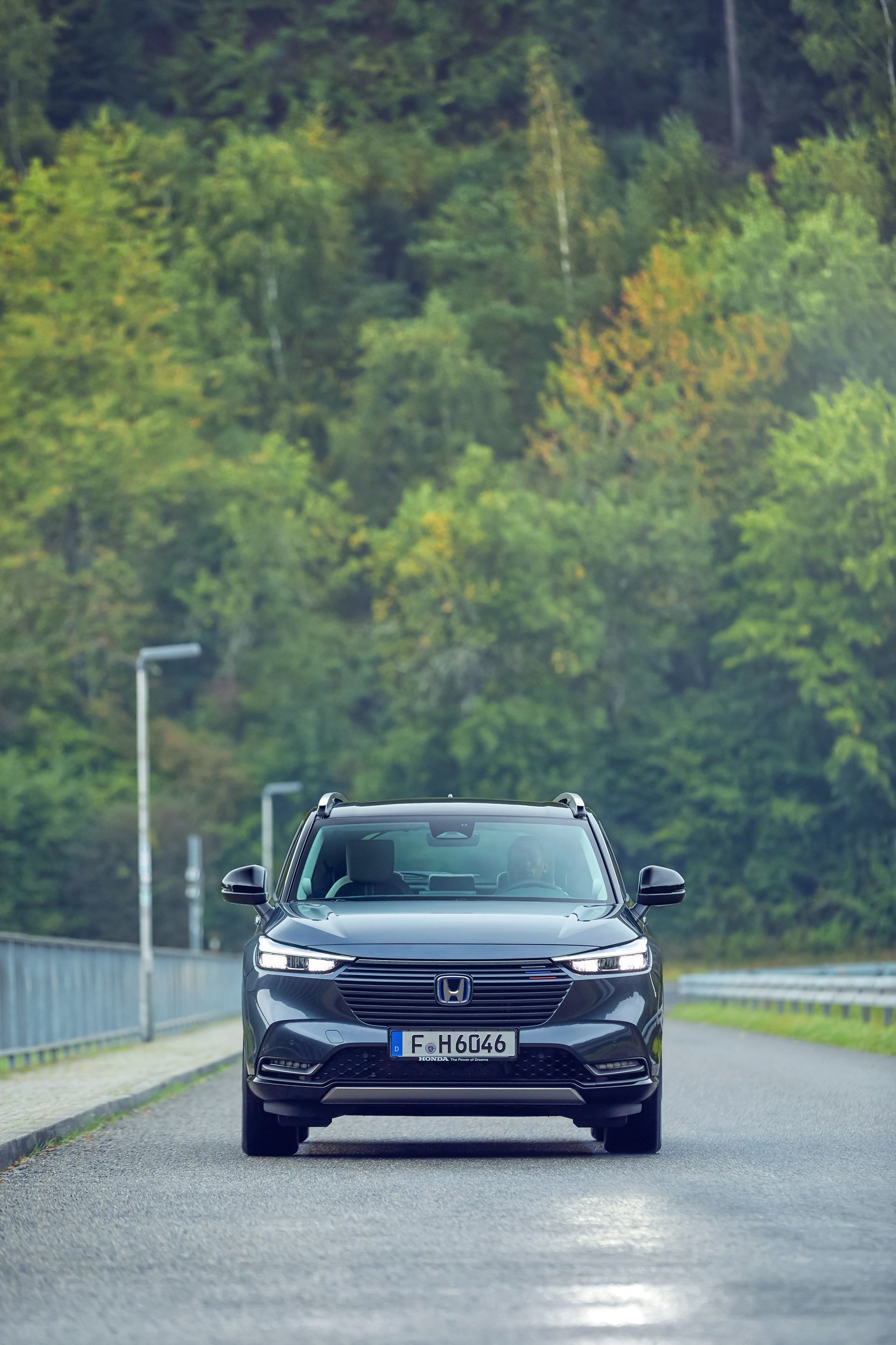 Vista delantera enfocando la robusta postura del HR-V híbrido