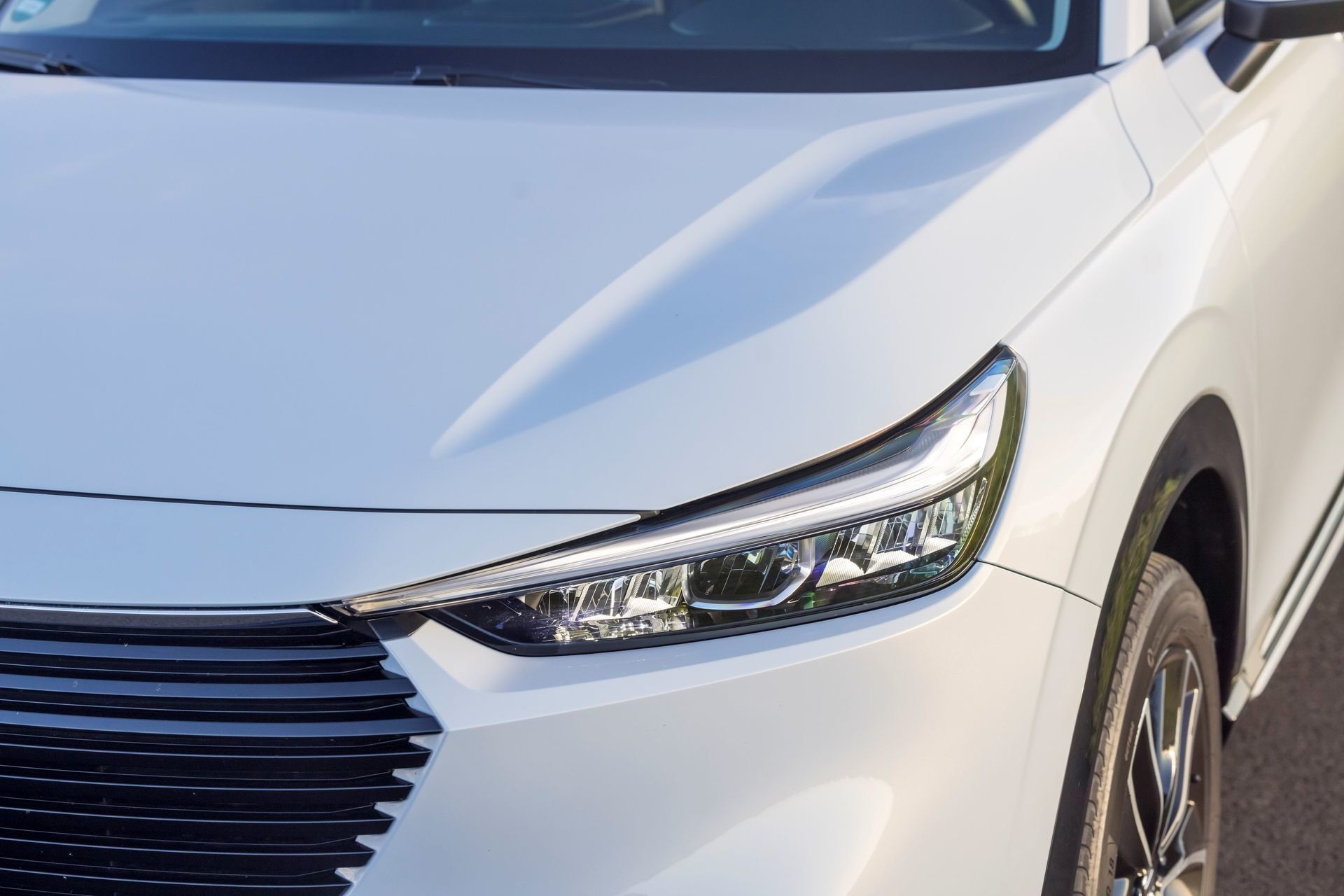 Vista cercana de los faros delanteros del HR-V, con tecnología LED eficiente.