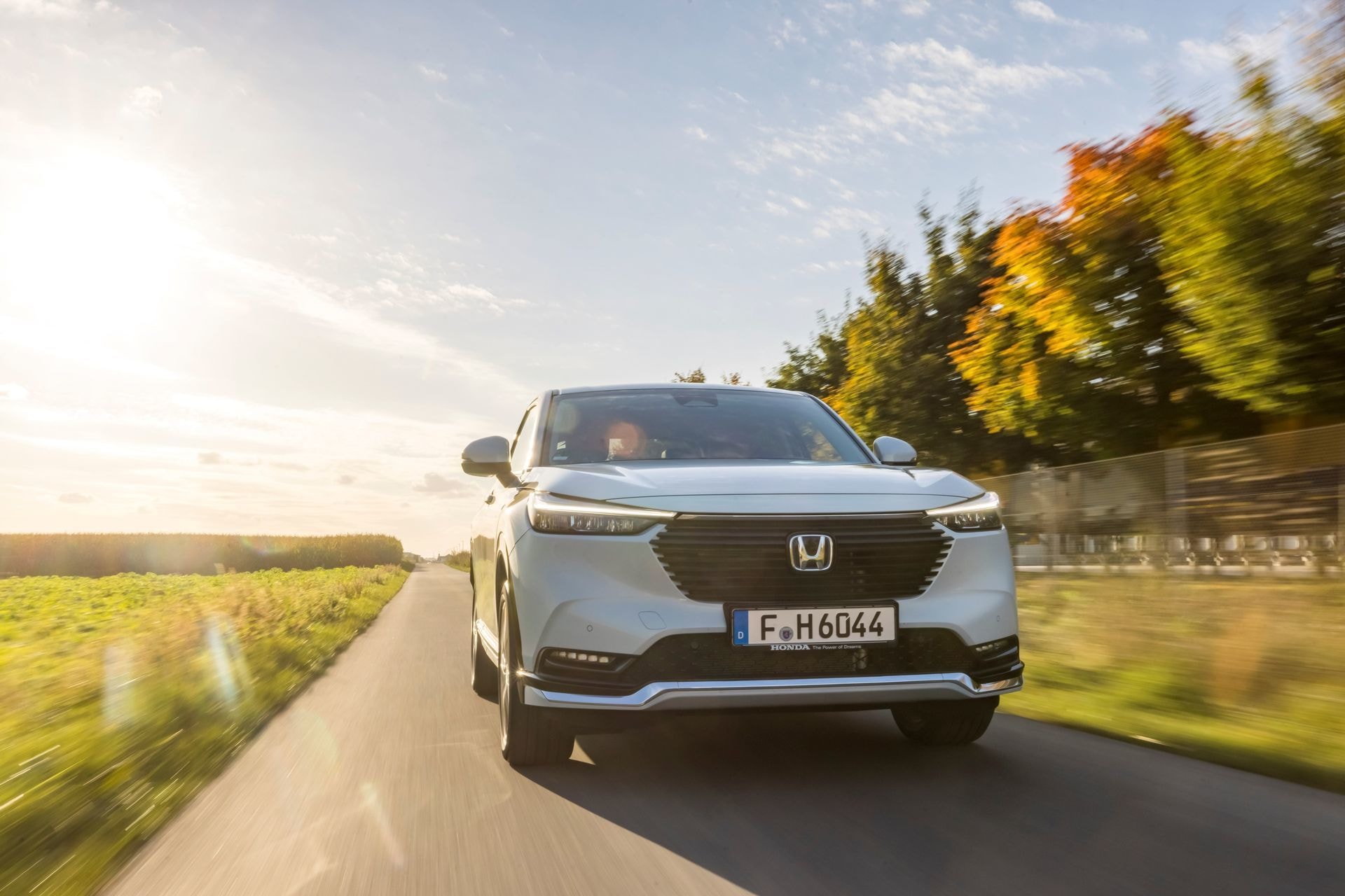Captura del frente del Honda HR-V híbrido con luz de atardecer.