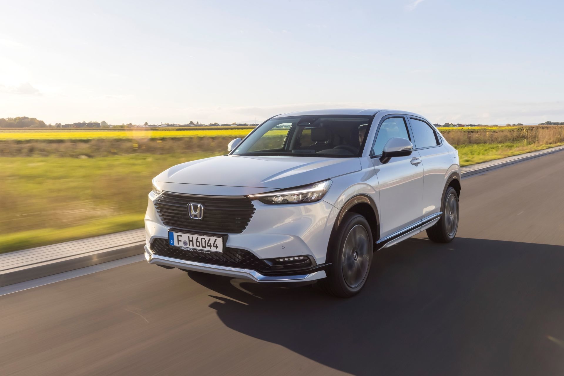 Vista frontal del Honda HR-V híbrido mostrando su dinámica de conducción.