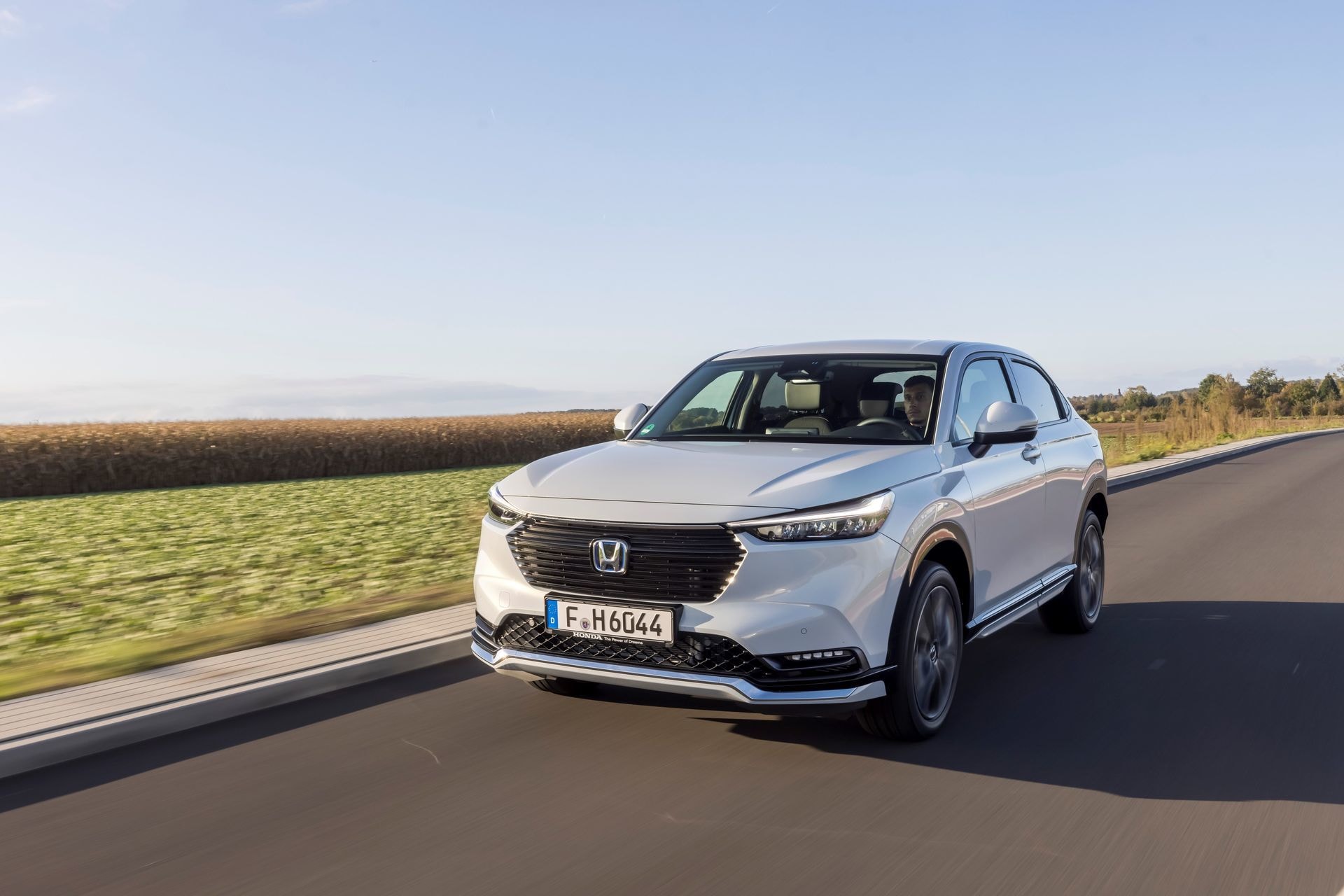 Honda HR-V híbrido en movimiento, vista frontal.