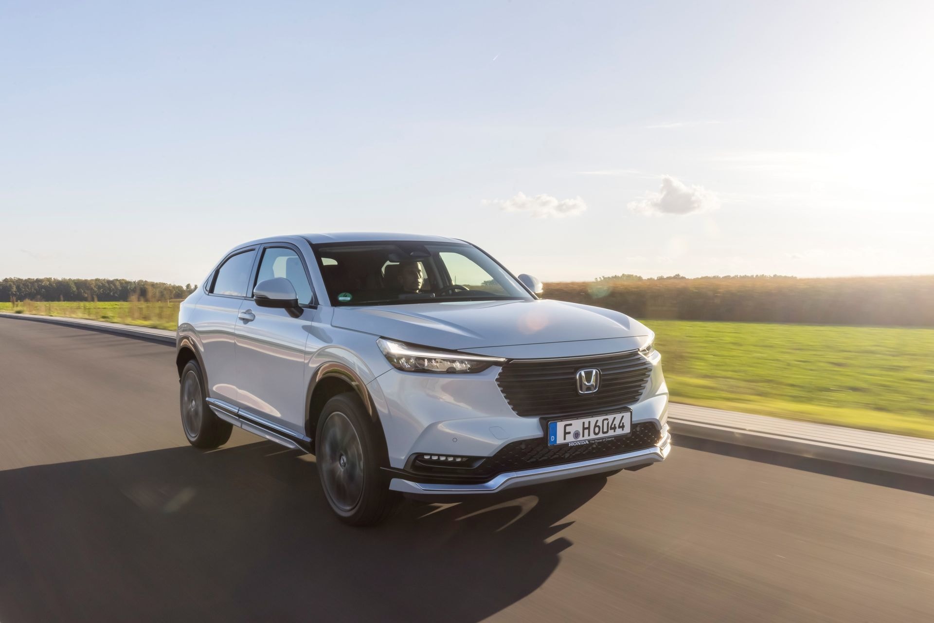 Perfil lateral del Honda HR-V híbrido capturado en movimiento.