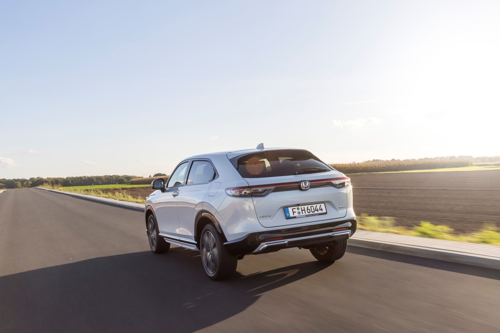 Honda HR-V híbrido captado desde la trasera en conducción.