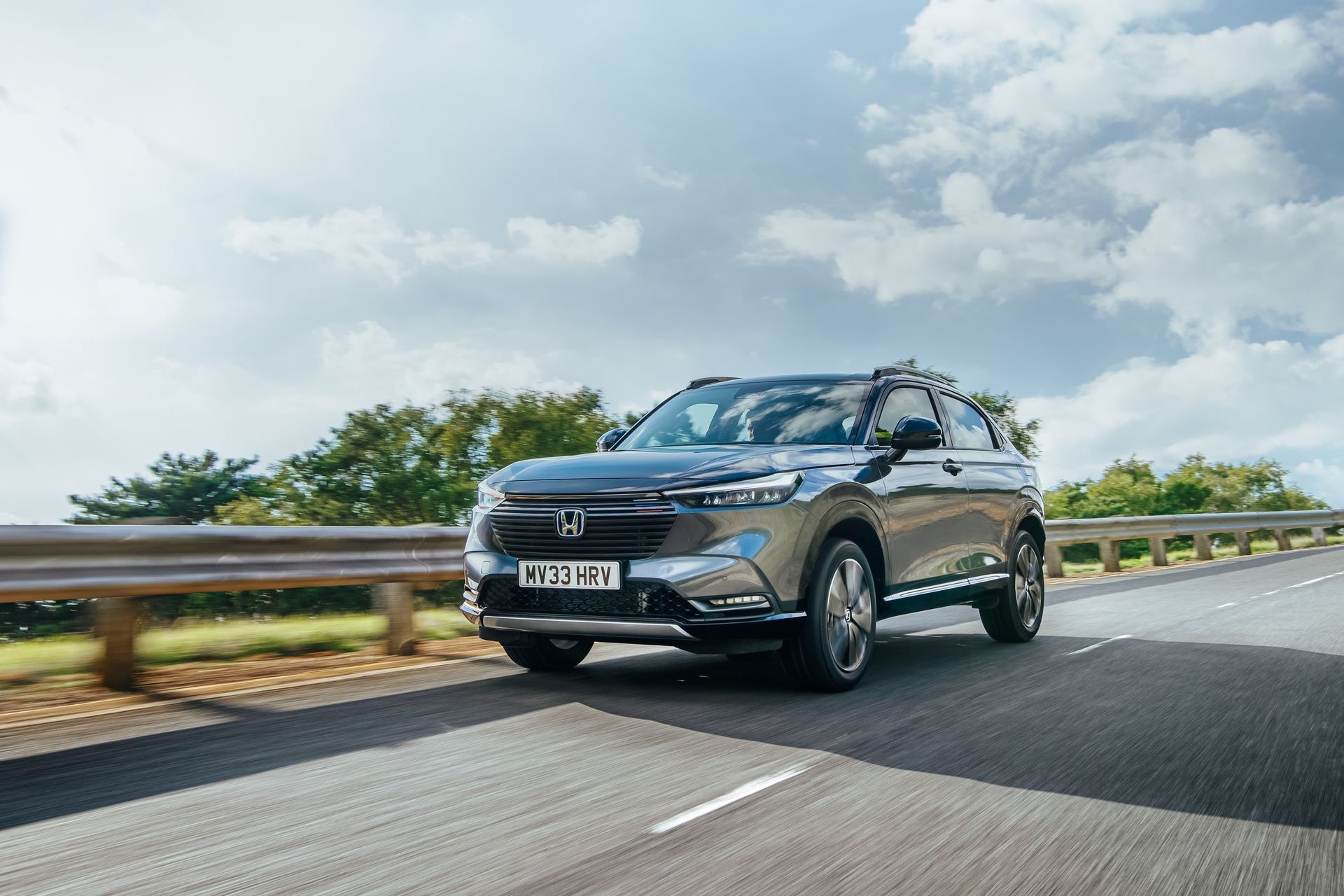 Lateral del HR-V híbrido bajo una luz intensa, destacando su silueta aerodinámica.