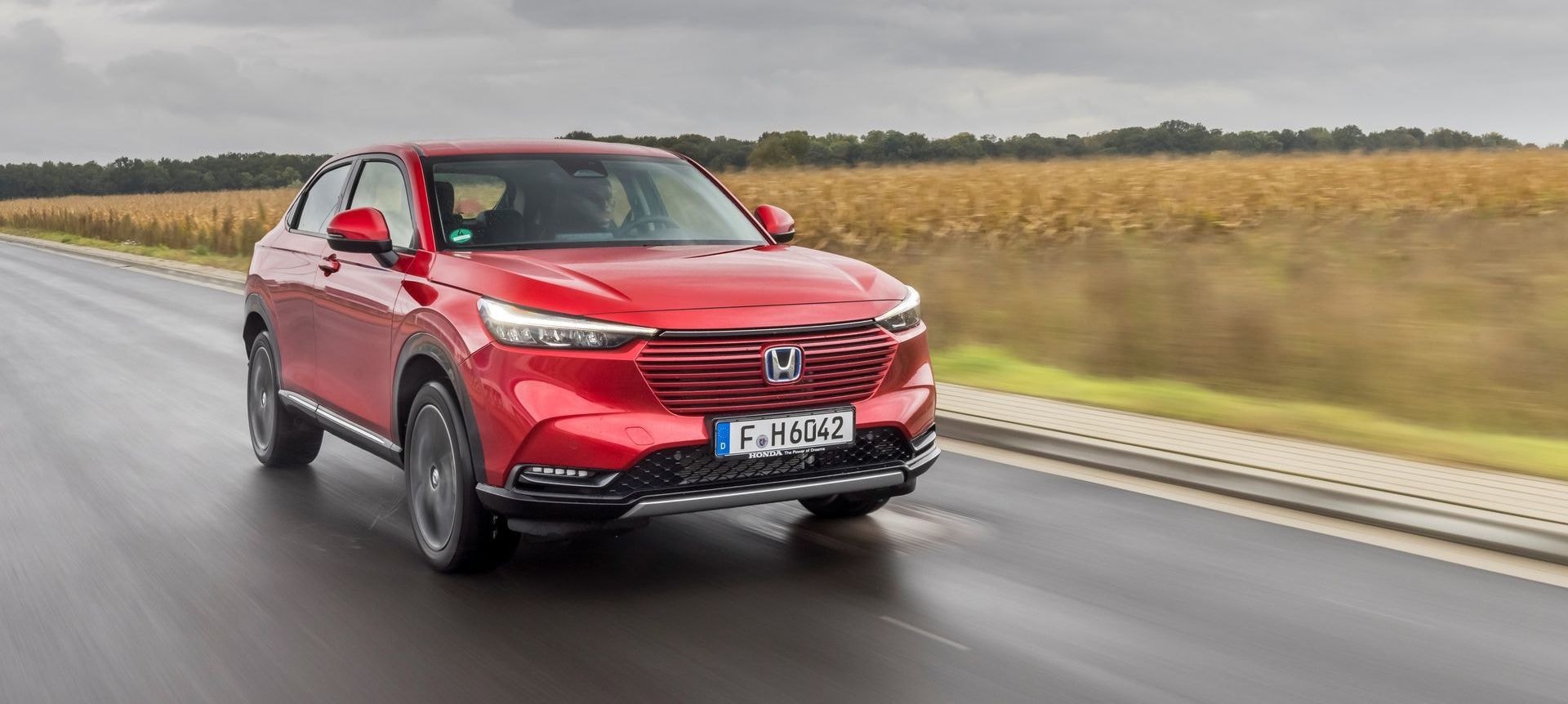 Imagen dinámica del Honda HR-V mostrando su perfil elegante.