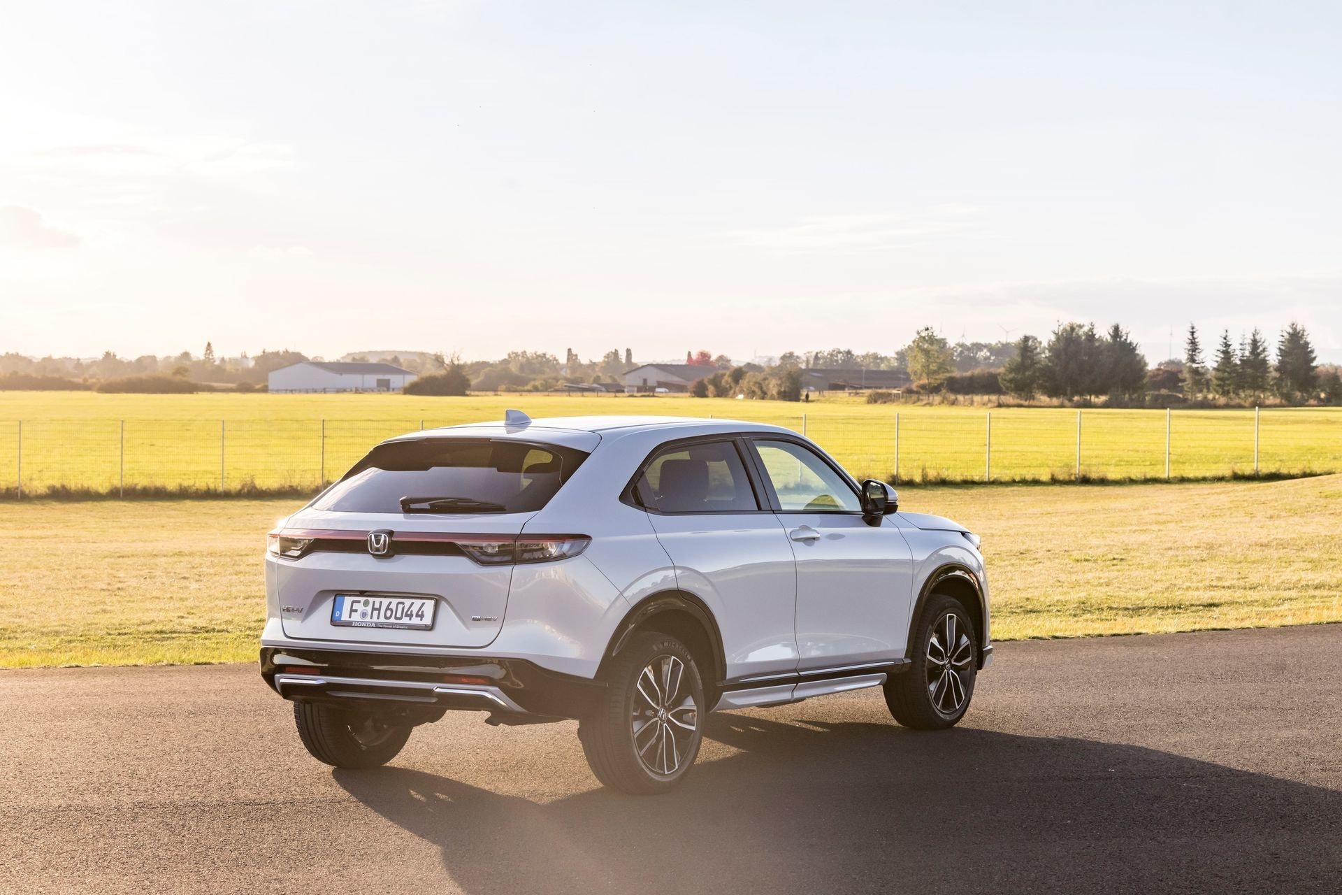 Angulo trasero mostrando el diseño del HR-V y su proporción balanceada.