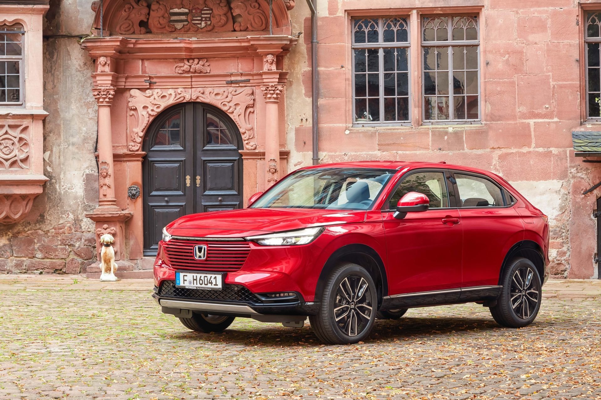 Honda HR-V en color rojo, vista frontal resaltando su parrilla y diseño de faros.